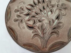 Dessous de plat en céramique motif floral signé Fonck et Matéo (Vallauris)