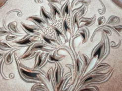 Dessous de plat en céramique motif floral signé Fonck et Matéo (Vallauris)
