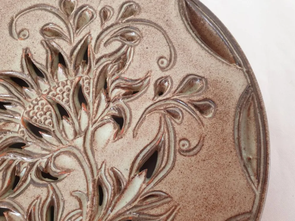 Dessous de plat en céramique motif floral signé Fonck et Matéo (Vallauris)