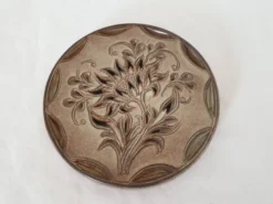 Dessous de plat en céramique motif floral signé Fonck et Matéo (Vallauris)