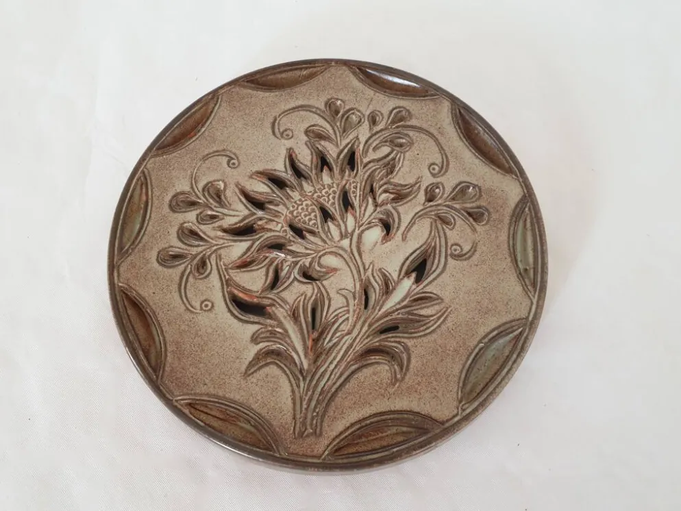 Dessous de plat en céramique motif floral signé Fonck et Matéo (Vallauris)