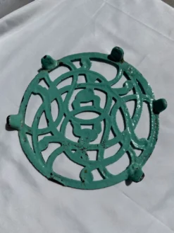 Dessous de plat en fonte émaillée colorée bleue décor fer forgé