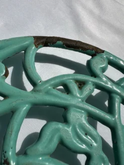 Dessous de plat en fonte émaillée colorée bleue décor fer forgé