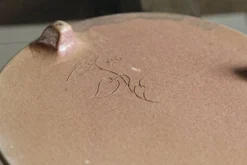 Dessous de plat en grés, signé