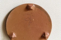Dessous de plat en grés, signé