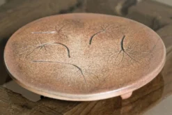 Dessous de plat en grés, signé