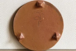 Dessous de plat en grés, signé