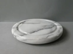 Dessous de plat en marbre blanc, veiné gris