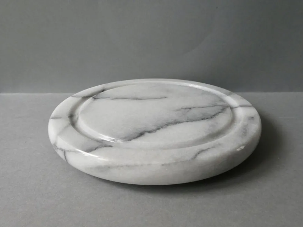 Dessous de plat en marbre blanc, veiné gris