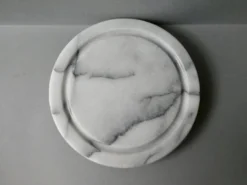 Dessous de plat en marbre blanc, veiné gris