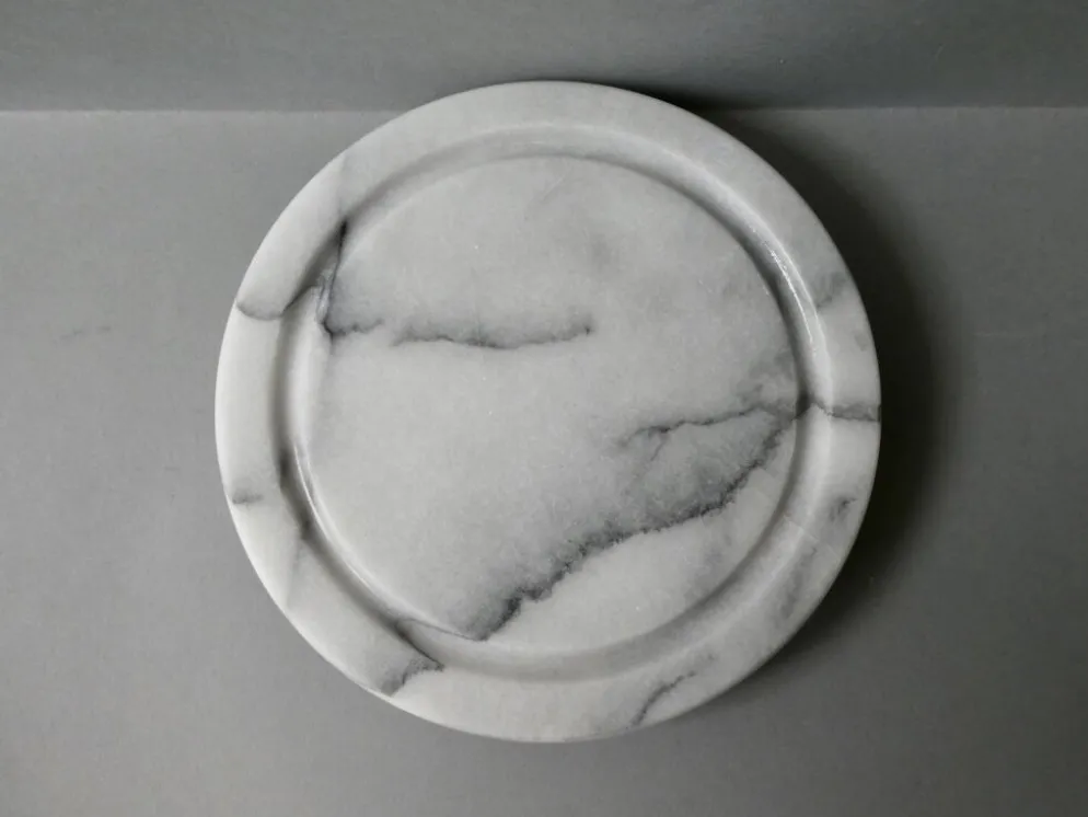 Dessous de plat en marbre blanc, veiné gris