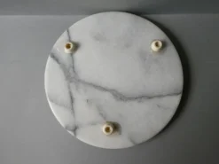 Dessous de plat en marbre blanc, veiné gris
