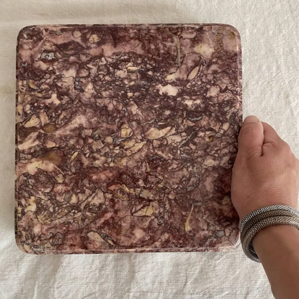 Dessous de plat en marbre rose et pieds boules laiton