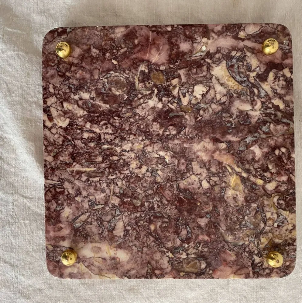 Dessous de plat en marbre rose et pieds boules laiton