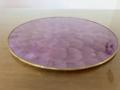 Dessous de plat en nacre mauve, Capiz des Philippines, cerclage laiton 1970