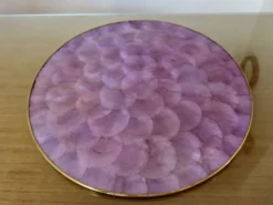 Dessous de plat en nacre mauve, Capiz des Philippines, cerclage laiton 1970