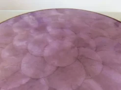 Dessous de plat en nacre mauve, Capiz des Philippines, cerclage laiton 1970