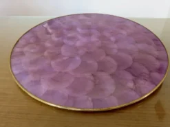 Dessous de plat en nacre mauve, Capiz des Philippines, cerclage laiton 1970