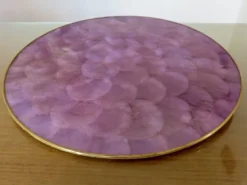 Dessous de plat en nacre mauve, Capiz des Philippines, cerclage laiton 1970