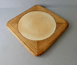 Dessous de plat en pin et en grès du Marais France, années 80