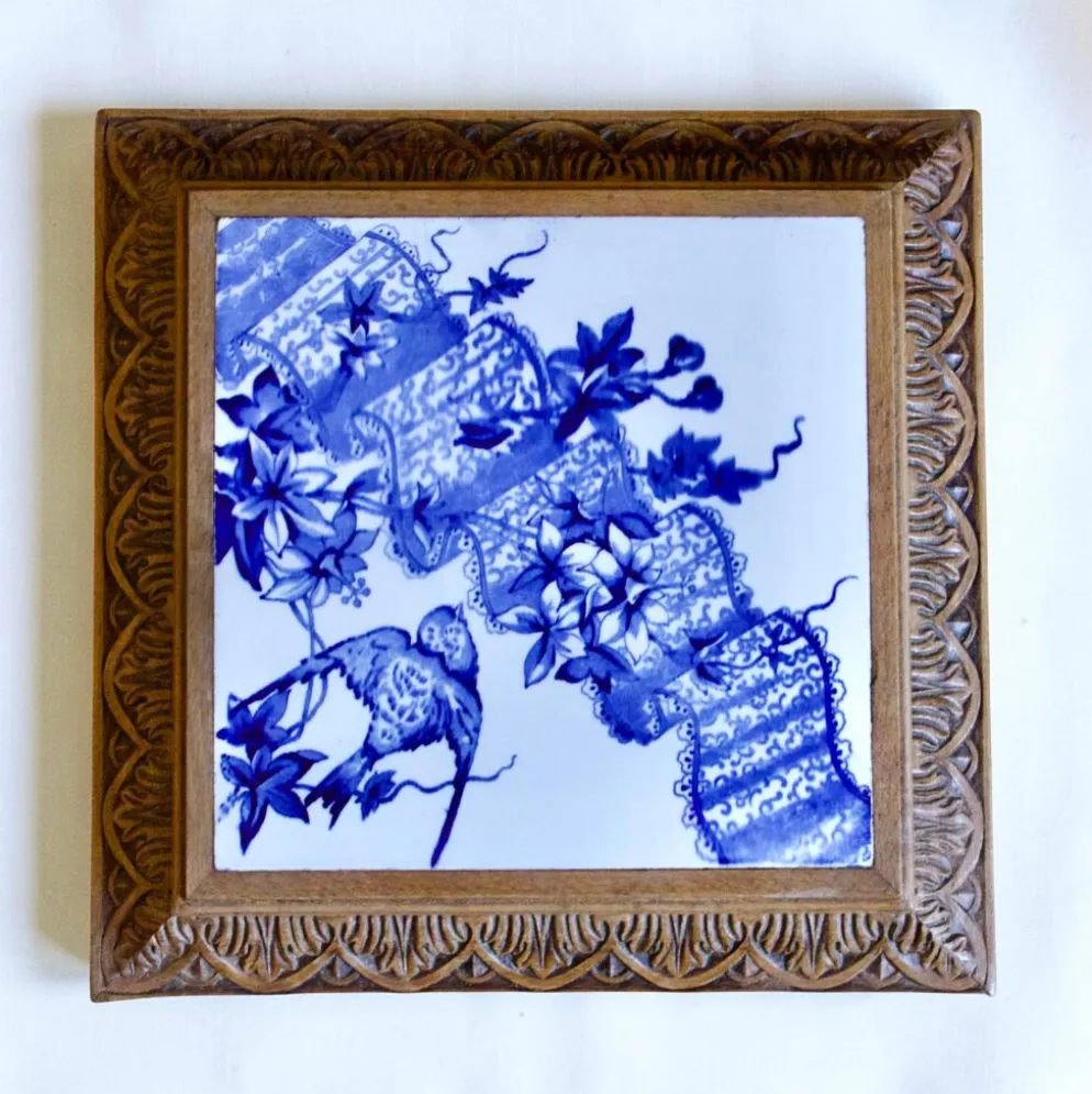 Dessous de plat en terre de fer Longwy décor à l'oiseau, XIXe siècle