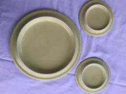 Dessous de plat et bouteilles jaune bord doré
