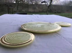Dessous de plat et bouteilles jaune bord doré