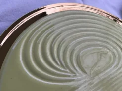 Dessous de plat et bouteilles jaune bord doré