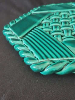 Dessous de plat et 2 dessous de bouteille en céramique vernissée verte, Vallauris