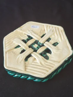 Dessous de plat et 2 dessous de bouteille en céramique vernissée verte, Vallauris