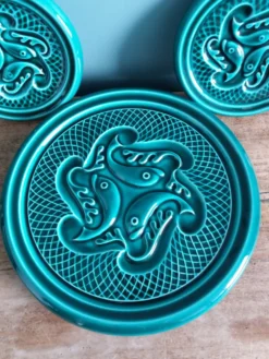 Dessous de plat et deux dessous de bouteilles