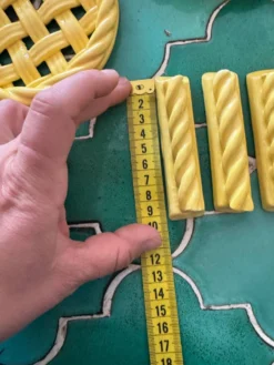2 dessous de plat et porte couteaux céramique jaune