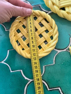 2 dessous de plat et porte couteaux céramique jaune