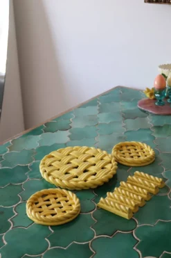 2 dessous de plat et porte couteaux céramique jaune