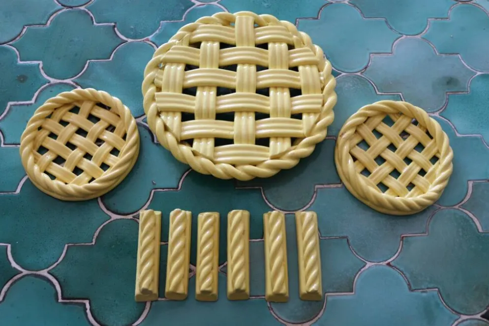 2 dessous de plat et porte couteaux céramique jaune