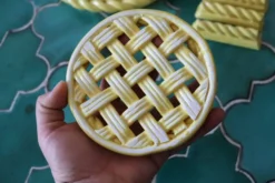 2 dessous de plat et porte couteaux céramique jaune