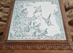 Dessous de plat musical ancien en bois sculpté et faïence Belle Époque