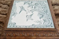 Dessous de plat musical ancien en bois sculpté et faïence Belle Époque