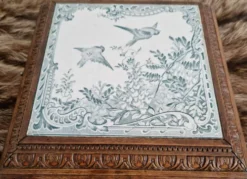 Dessous de plat musical ancien en bois sculpté et faïence Belle Époque