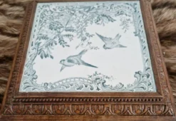 Dessous de plat musical ancien en bois sculpté et faïence Belle Époque