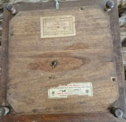 Dessous de plat musical ancien en bois sculpté et faïence Belle Époque