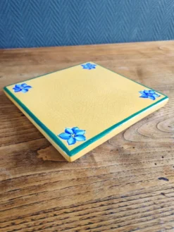 Dessous de plat signé l. drimmer en céramique émaillée jaune