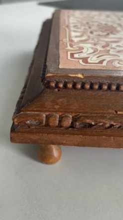 Dessous de plat vintage en bois et faïence ancienne Carreau brun cuisi