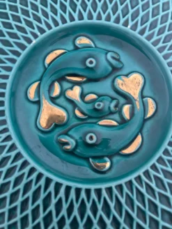 3 dessous-de-plat vintage en céramique turquoise à décor de poissons