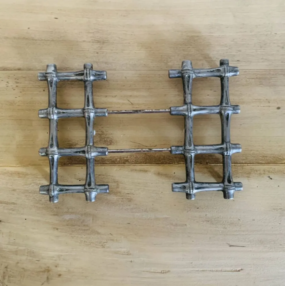 Dessous de table en métal argenté imitant le bambou