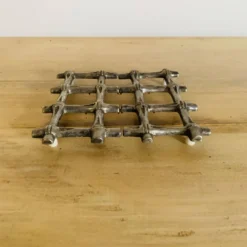 Dessous de table en métal argenté imitant le bambou