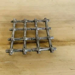 Dessous de table en métal argenté imitant le bambou