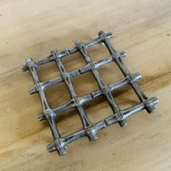 Dessous de table en métal argenté imitant le bambou