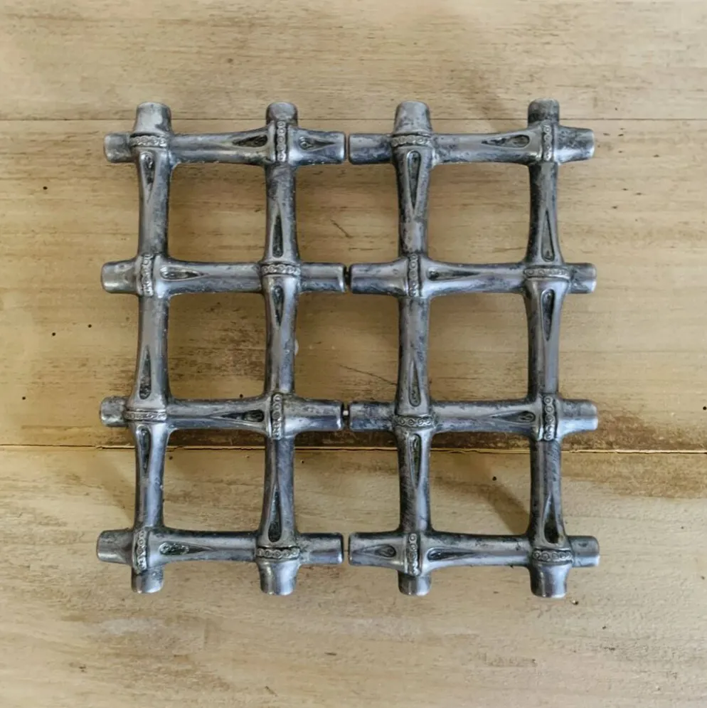 Dessous de table en métal argenté imitant le bambou