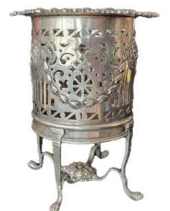 Dessous de verre antique victorien en plaqué argent avec support pour bouteille de vin en relief de style Sheffield